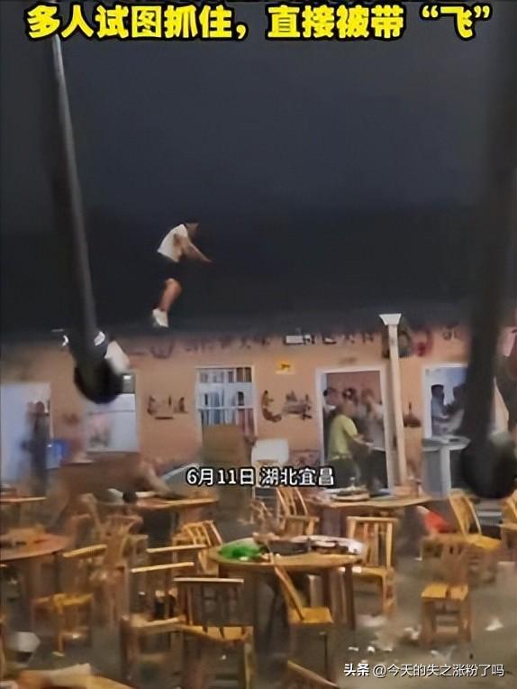 大风掀翻户外大排档 多人被带飞（场景令人震惊）(图1)